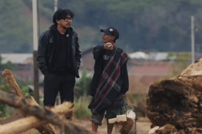 Ferry Irwandi bongkar penyebab hancurnya infrastruktur saat banjir Sumatera. Soroti bahaya driftwood dan sarankan adaptasi teknologi